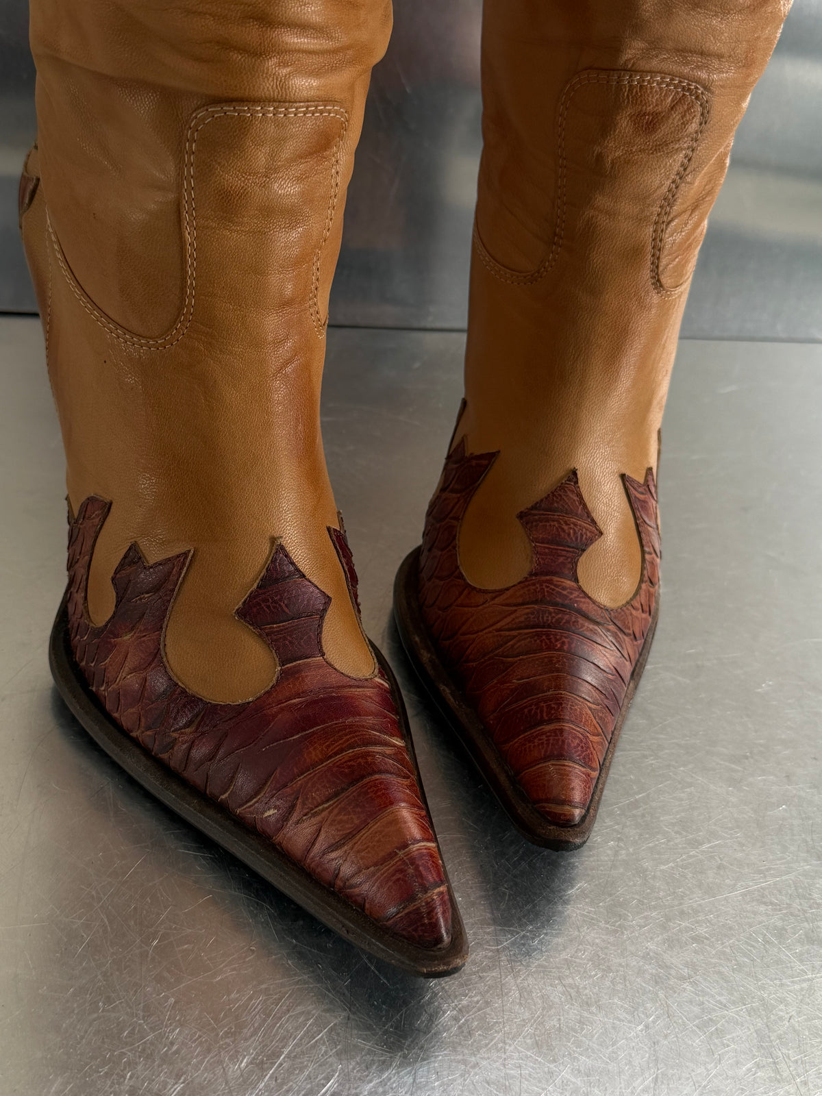 Vintage distressed brown cowboy boots TWINKLING GLOBAL