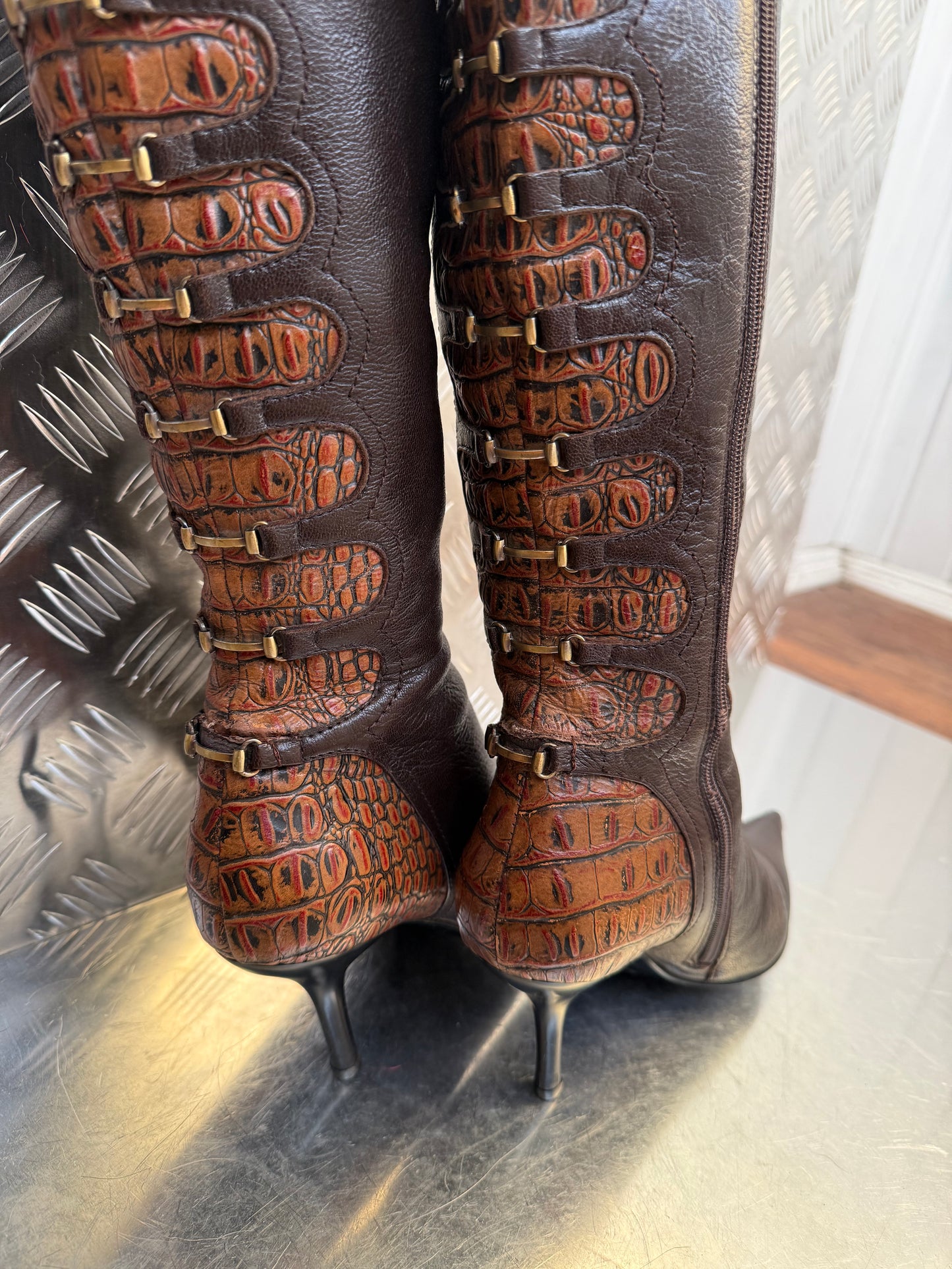Vintage brown leather high-heel boots with croc-effect trim Twinkling Global