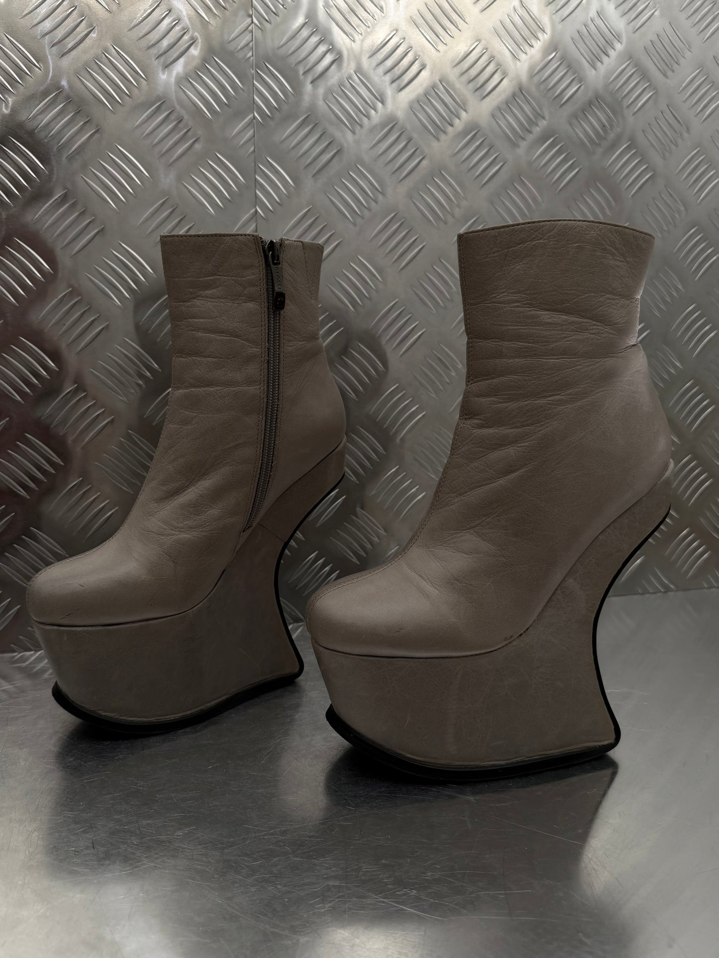 Vintage sculptural leather platform boots TWINKLING GLOBAL