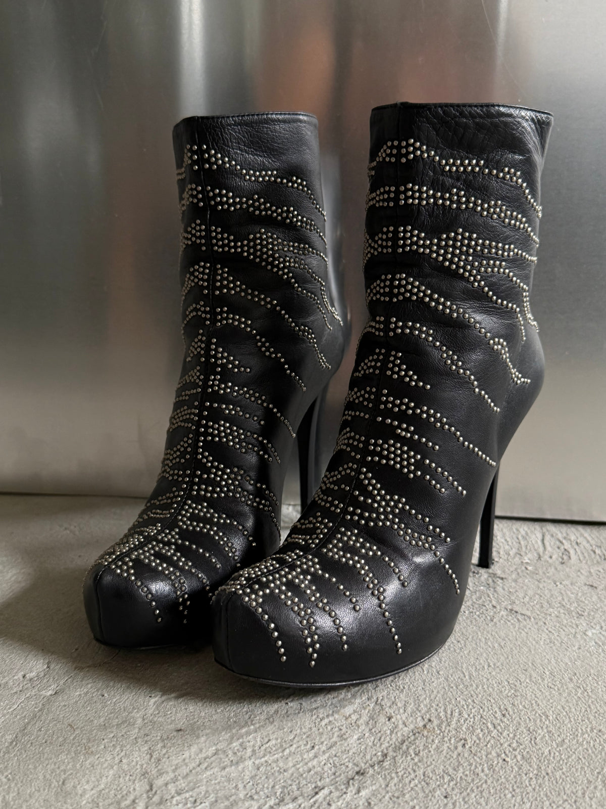 Vintage Shy leather studded ankle boots TWINKLING GLOBAL