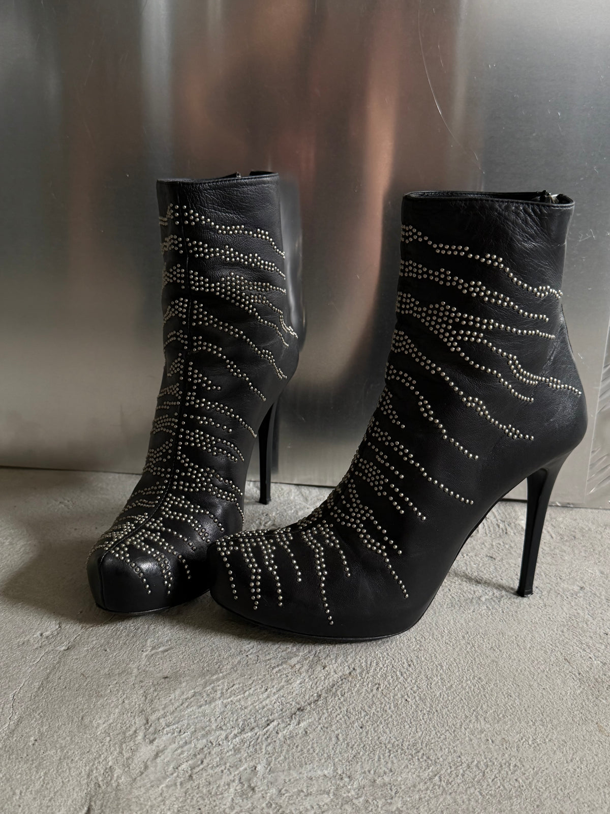Vintage Shy leather studded ankle boots TWINKLING GLOBAL