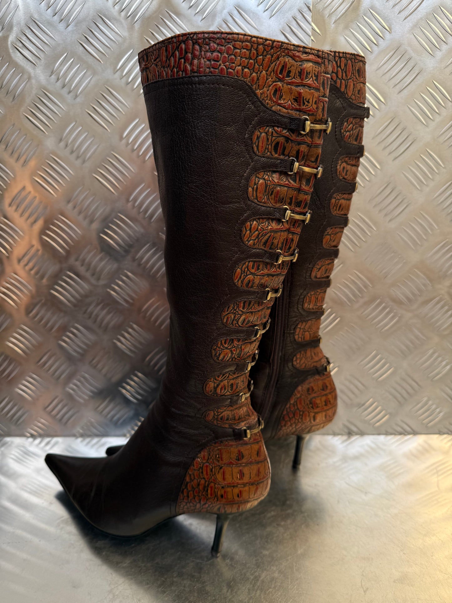Vintage brown leather high-heel boots with croc-effect trim Twinkling Global