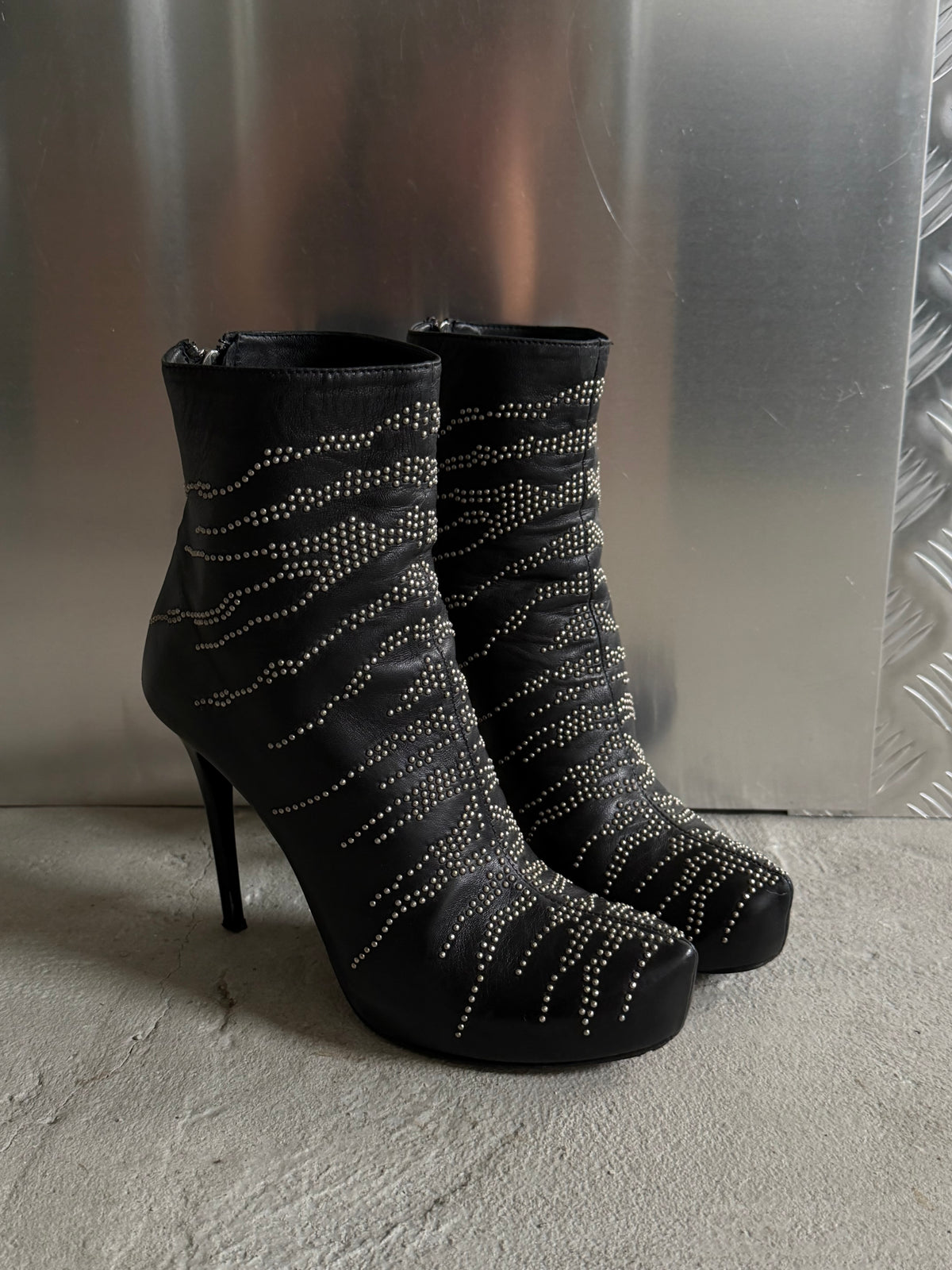 Vintage Shy leather studded ankle boots TWINKLING GLOBAL