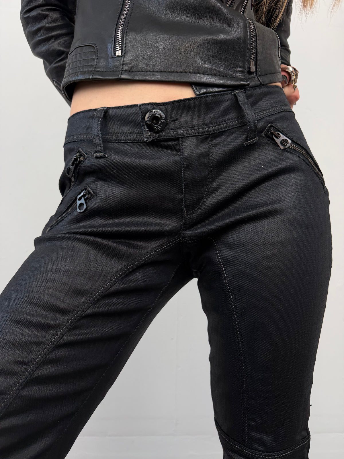 GUESS black waxed capri pants TWINKLING GLOBAL