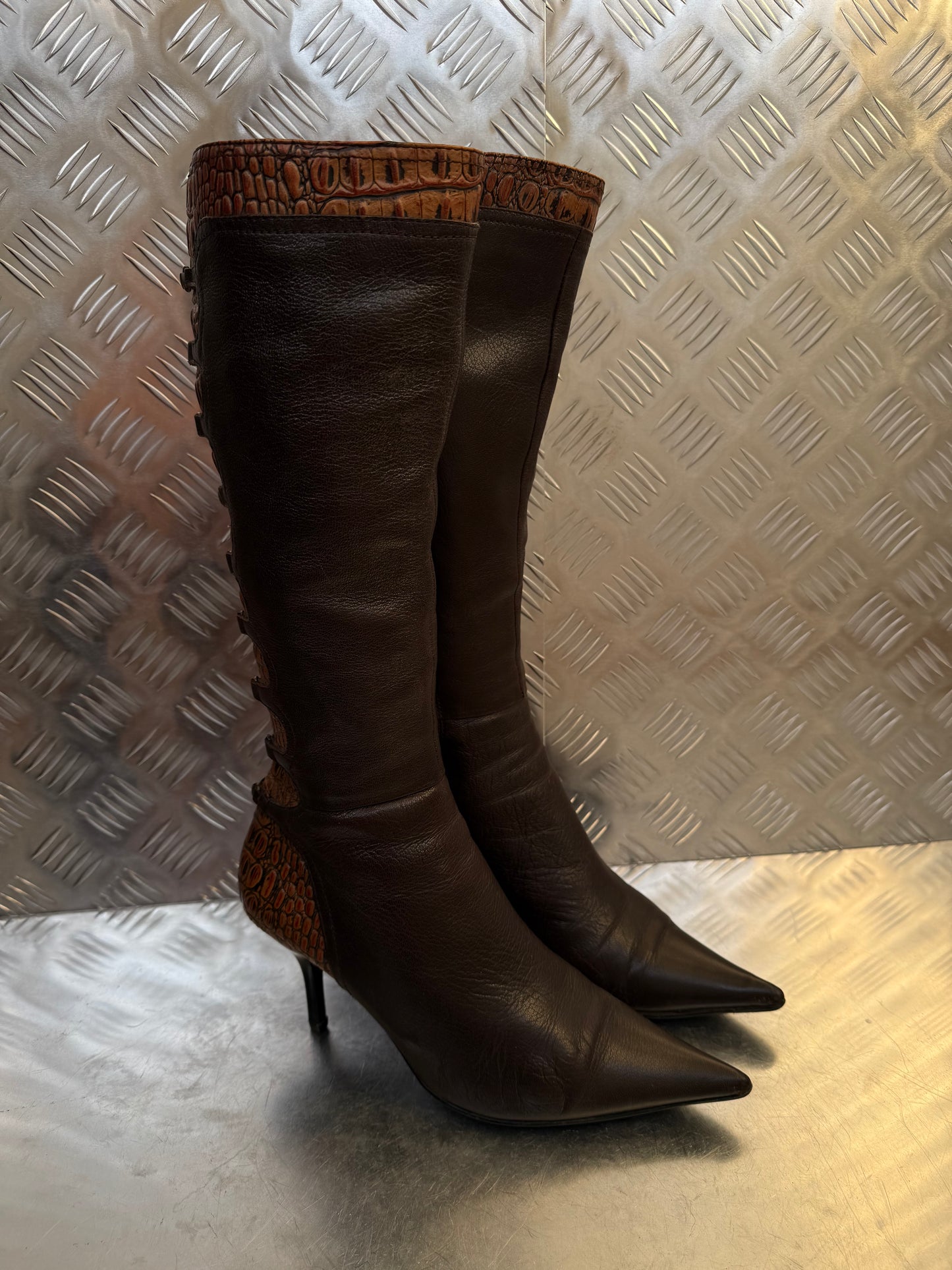 Vintage brown leather high-heel boots with croc-effect trim Twinkling Global