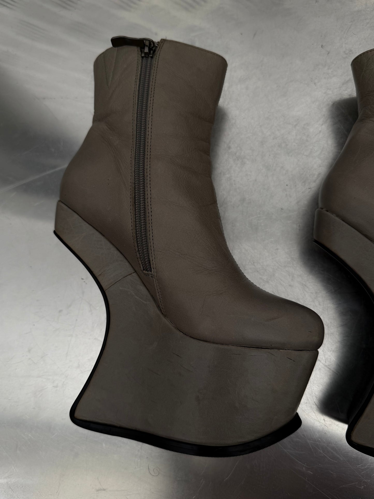 Vintage sculptural leather platform boots TWINKLING GLOBAL