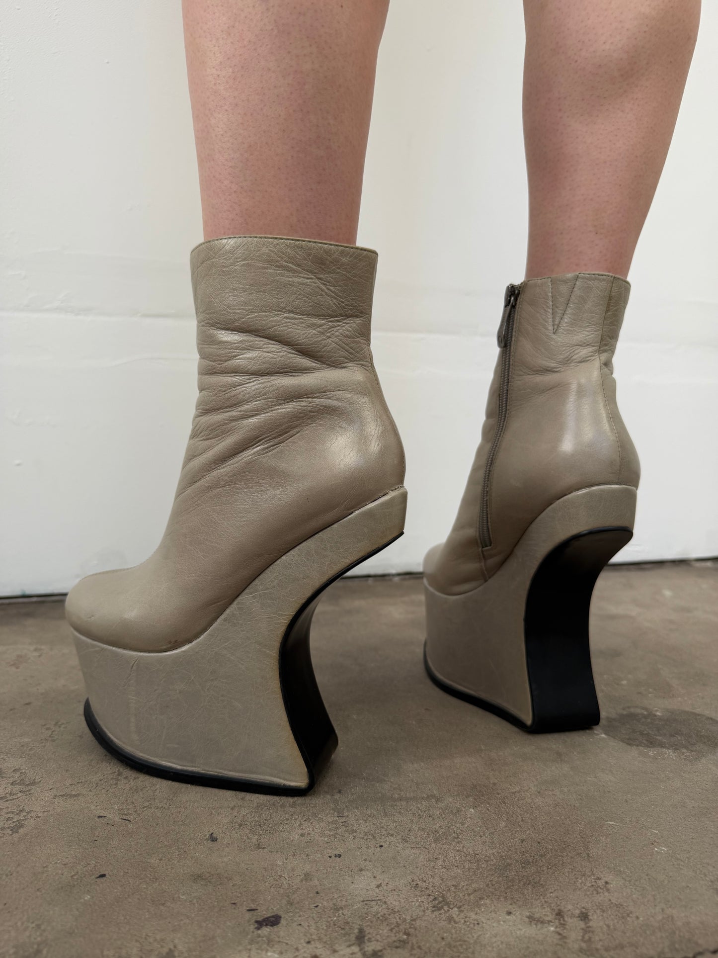 Vintage sculptural leather platform boots TWINKLING GLOBAL