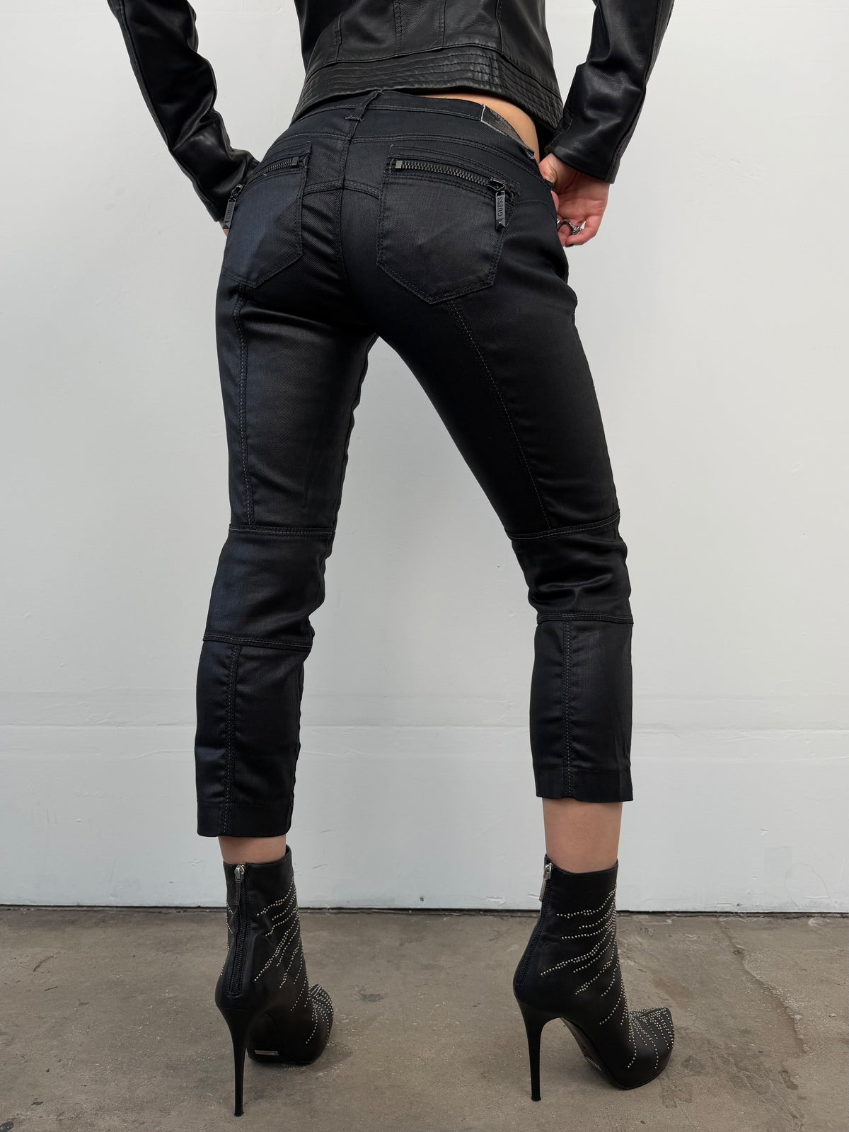 GUESS black waxed capri pants TWINKLING GLOBAL