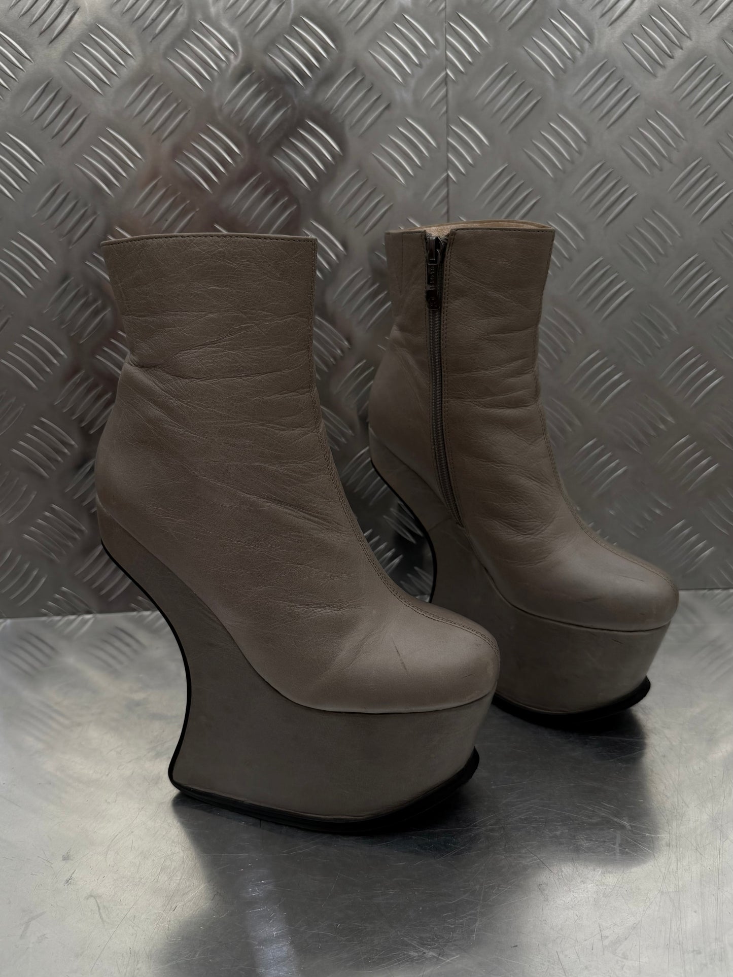 Vintage sculptural leather platform boots TWINKLING GLOBAL