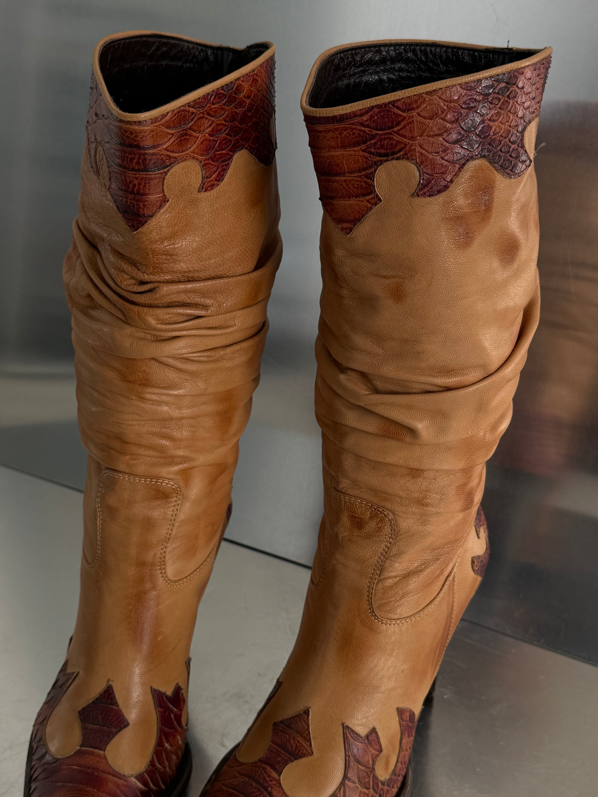 Vintage distressed brown cowboy boots TWINKLING GLOBAL