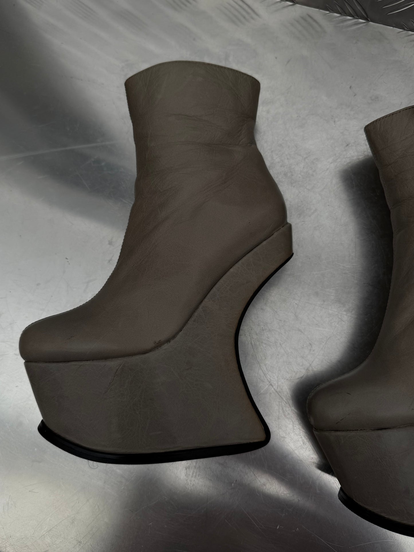 Vintage sculptural leather platform boots TWINKLING GLOBAL