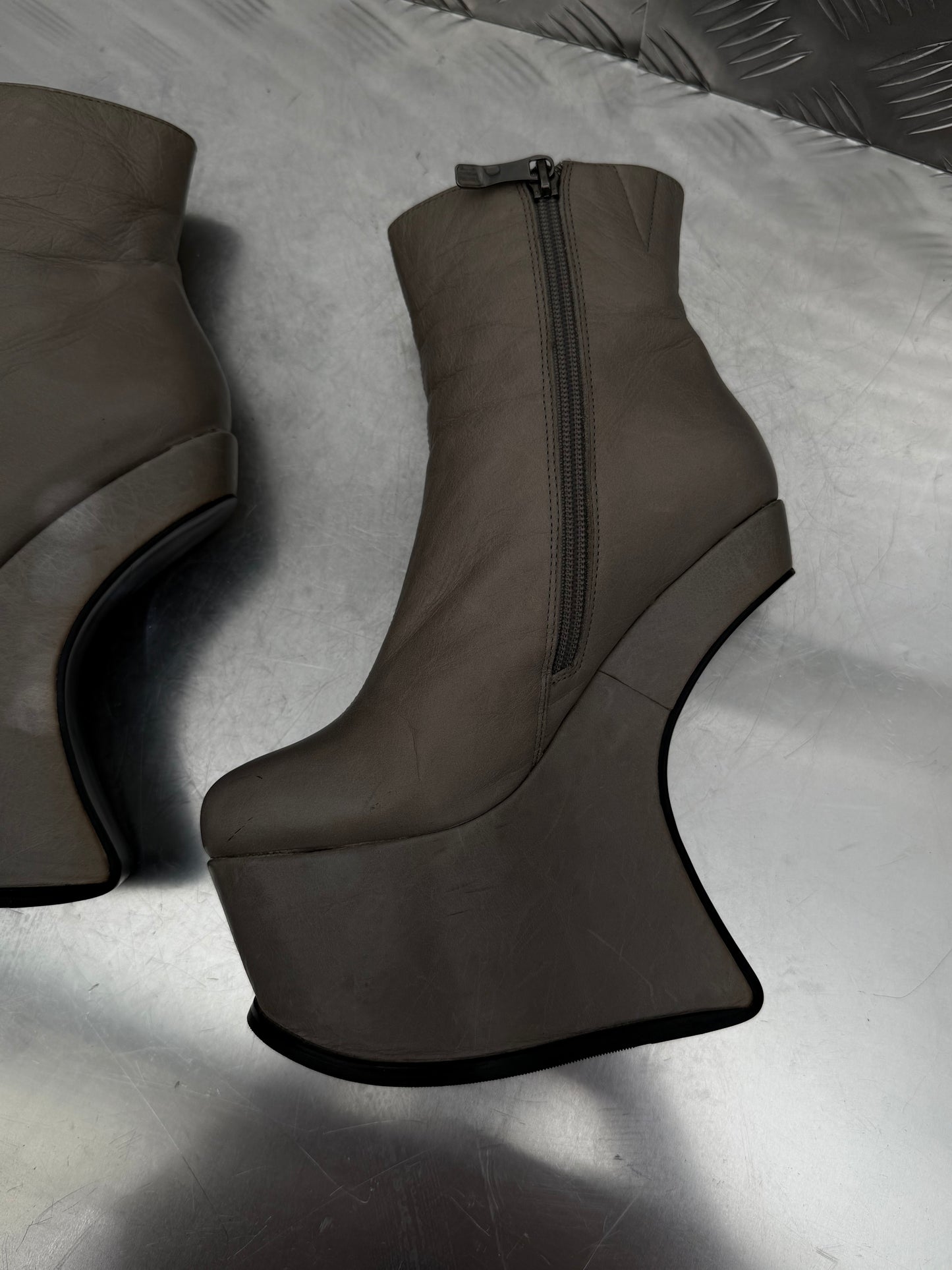 Vintage sculptural leather platform boots TWINKLING GLOBAL