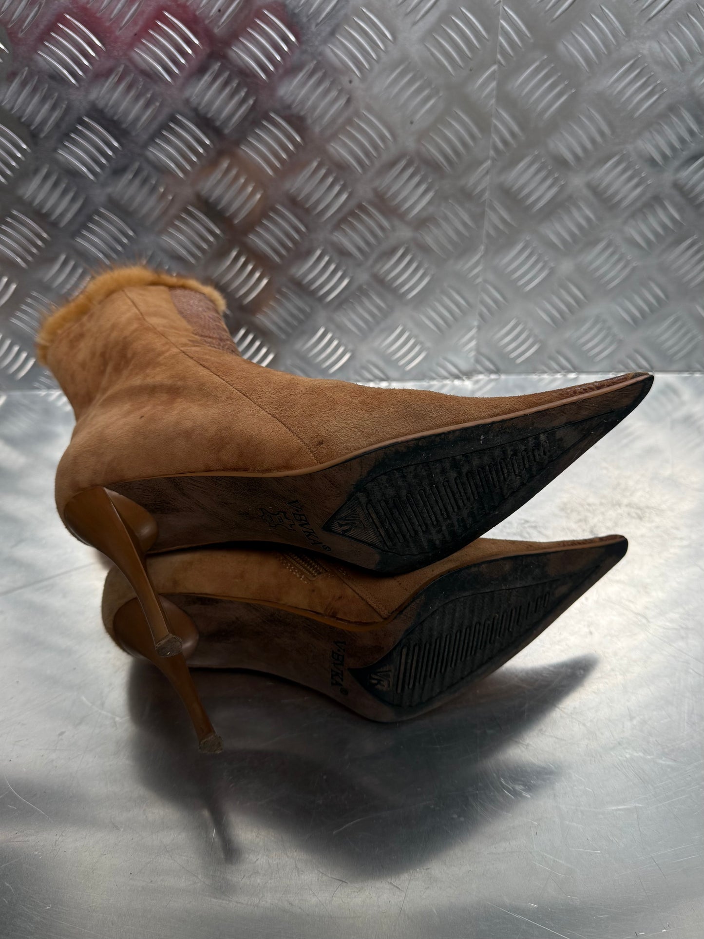 Vintage suede boots with textured detailing TWINKLING GLOBAL