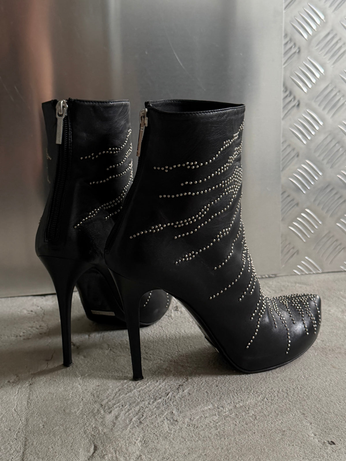 Vintage Shy leather studded ankle boots TWINKLING GLOBAL