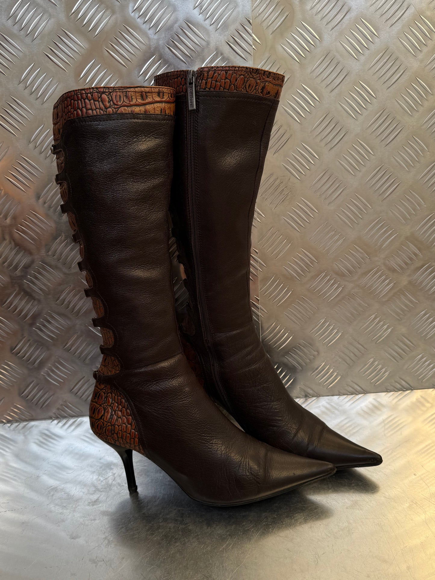 Vintage brown leather high-heel boots with croc-effect trim Twinkling Global