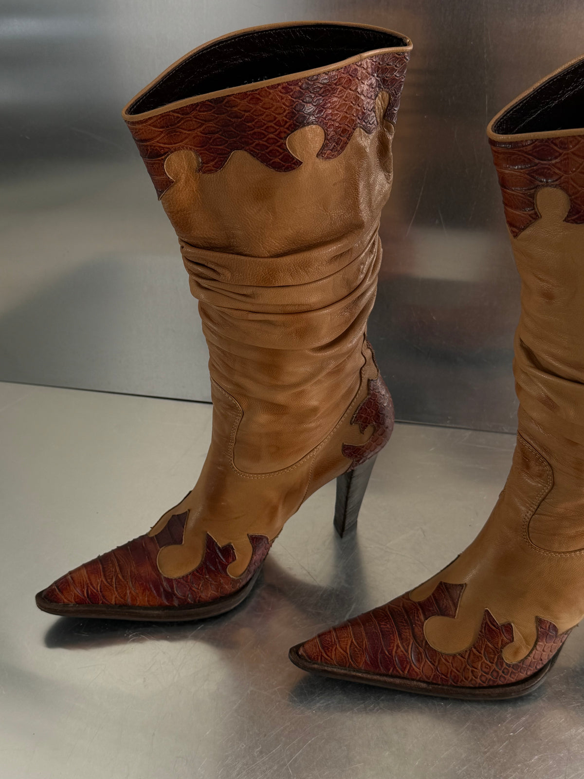 Vintage distressed brown cowboy boots TWINKLING GLOBAL