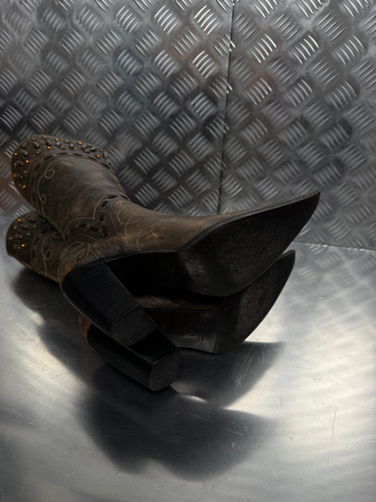 Vintage distressed leather cowboy boots TWINKLING GLOBAL