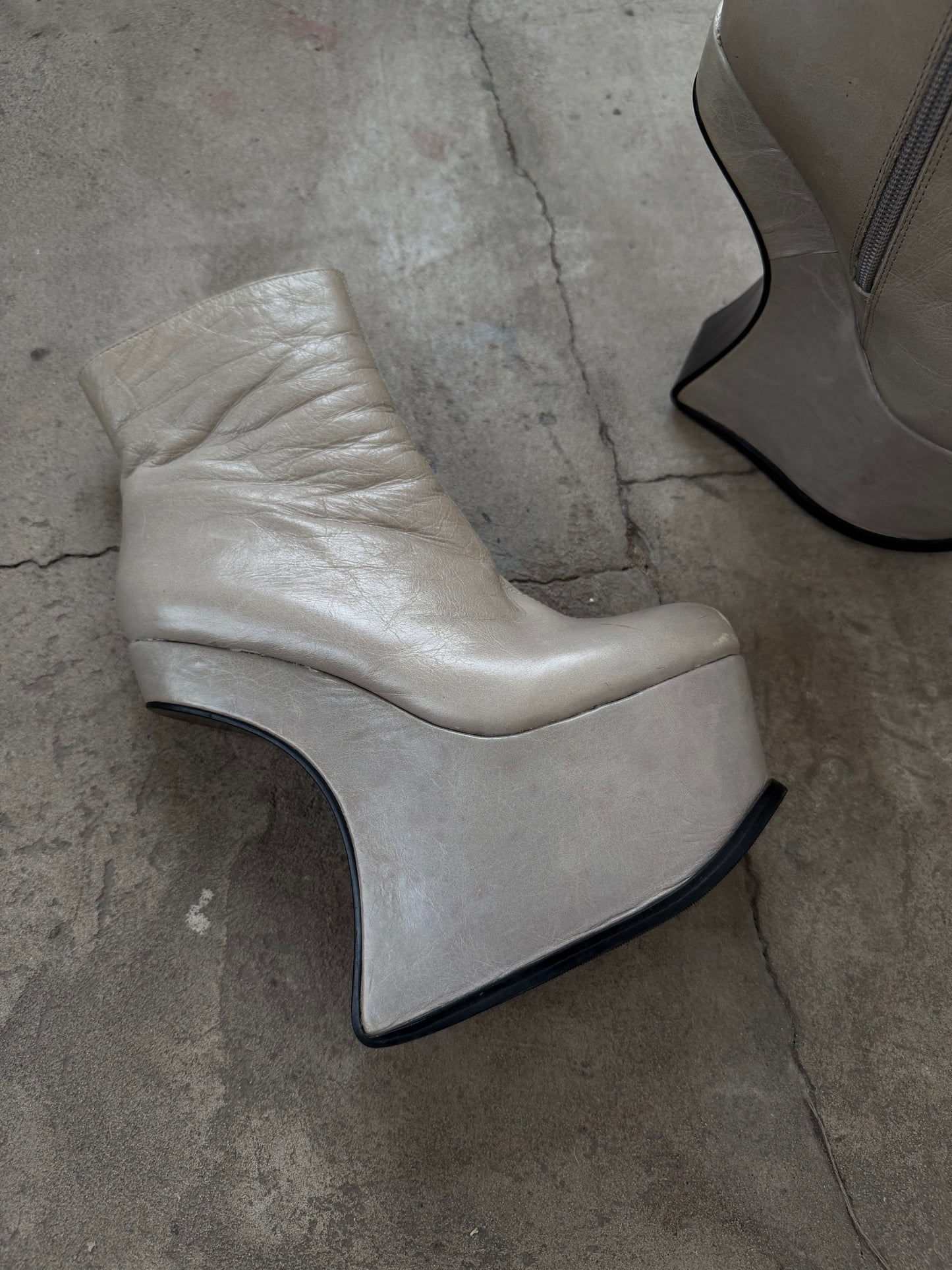 Vintage sculptural leather platform boots TWINKLING GLOBAL