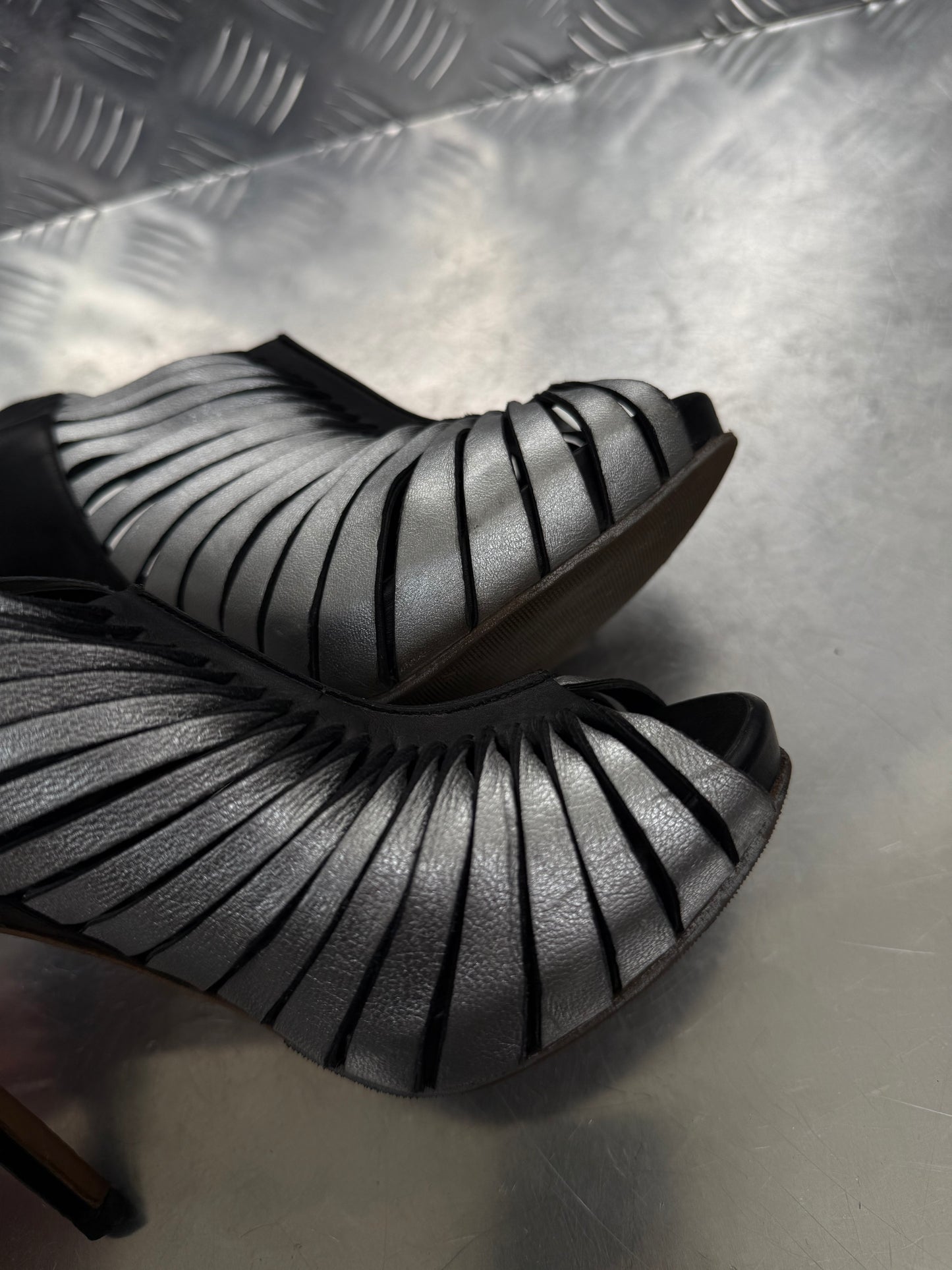 Alexander McQueen leather heels TWINKLING GLOBAL