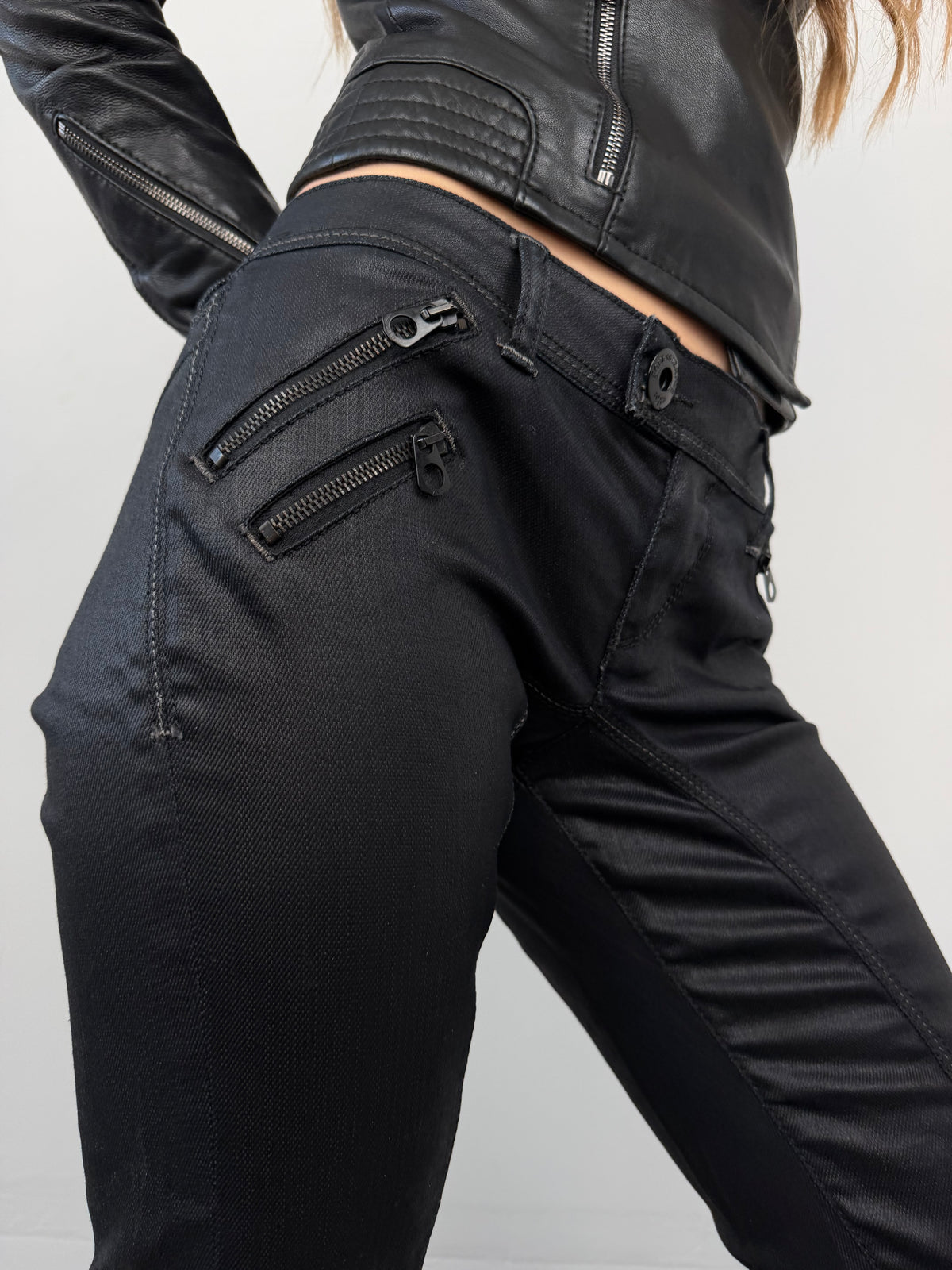 GUESS black waxed capri pants TWINKLING GLOBAL