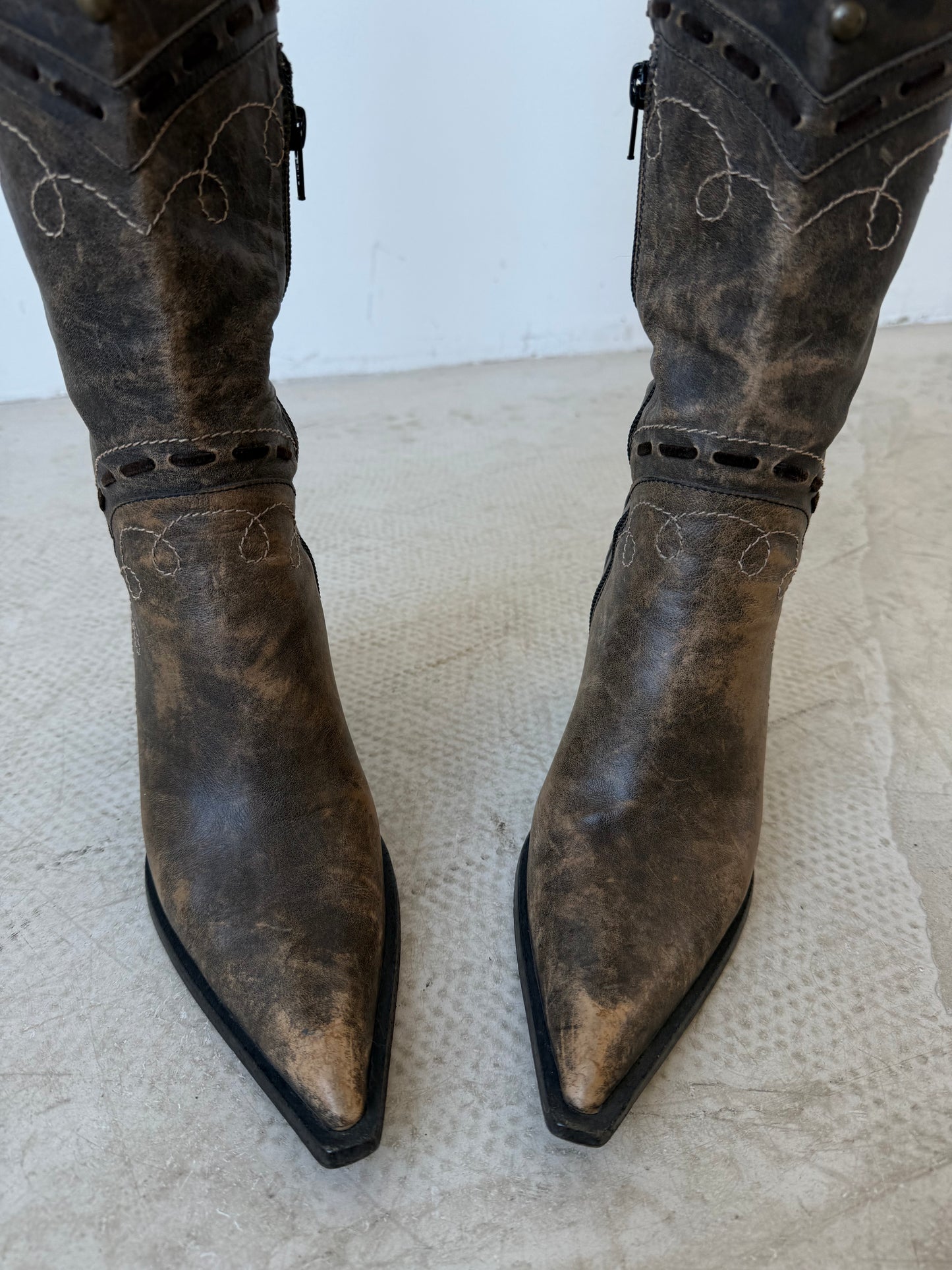 Vintage distressed leather cowboy boots TWINKLING GLOBAL