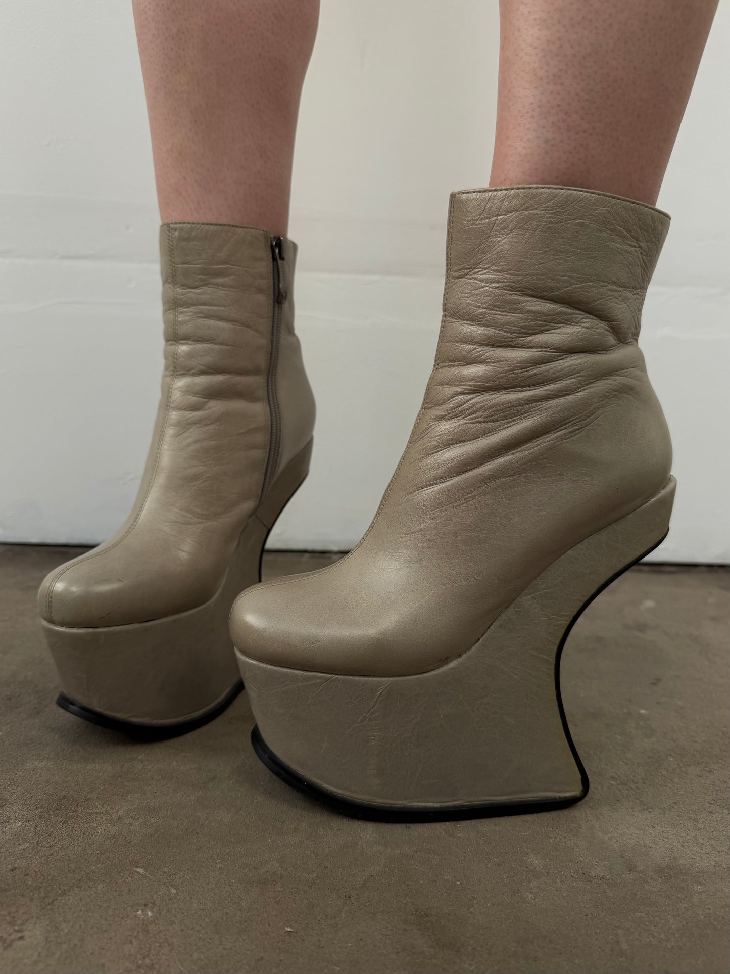 Vintage sculptural leather platform boots TWINKLING GLOBAL