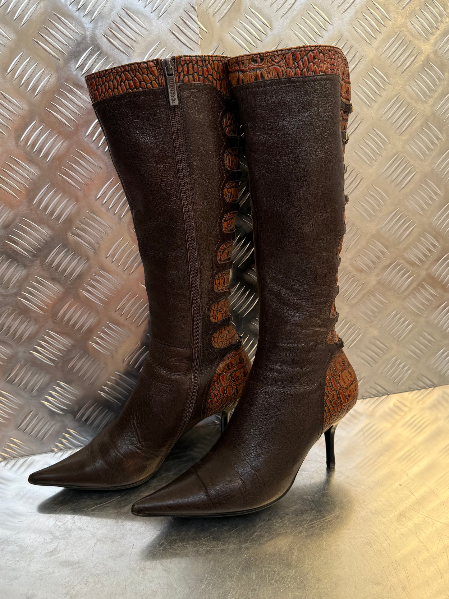 Vintage brown leather high-heel boots with croc-effect trim Twinkling Global