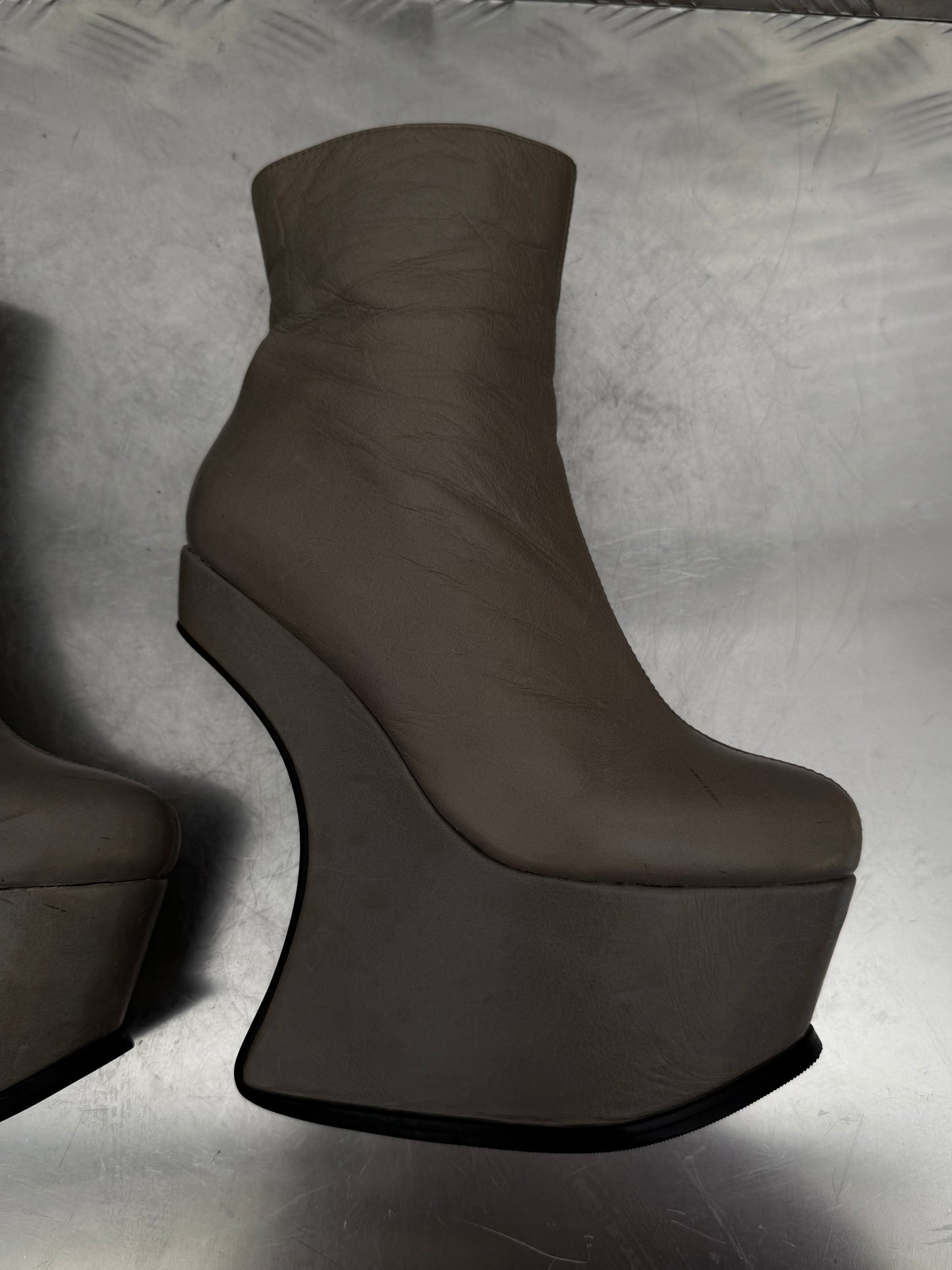Vintage sculptural leather platform boots TWINKLING GLOBAL