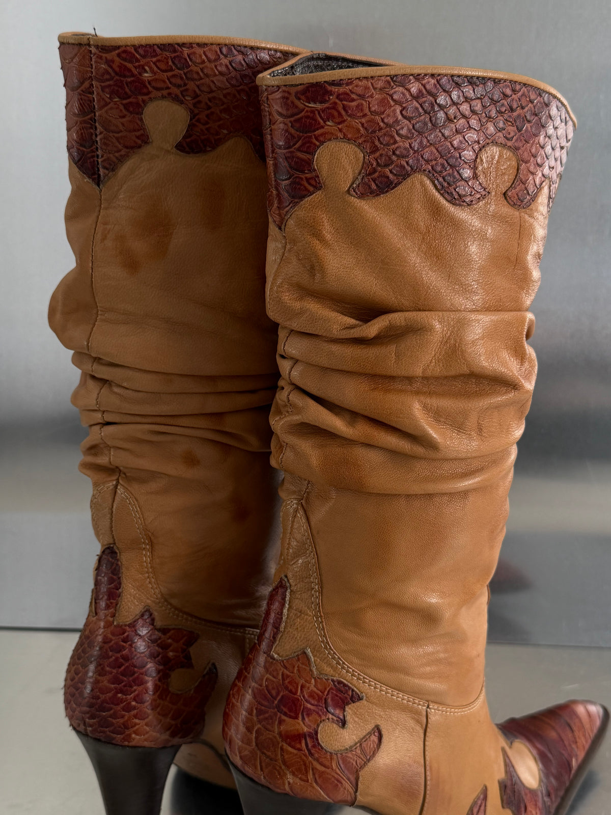 Vintage distressed brown cowboy boots TWINKLING GLOBAL