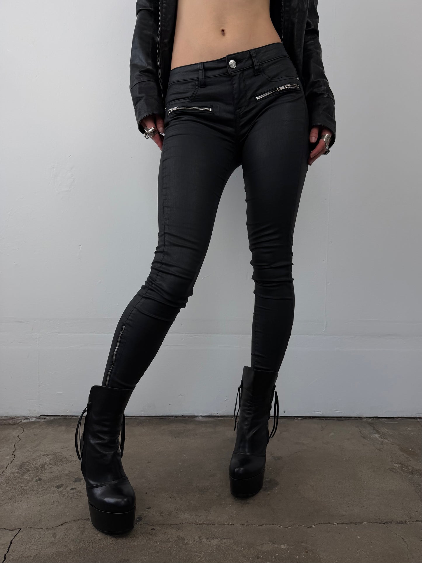 Black coated skinny jeans TWINKLING GLOBAL