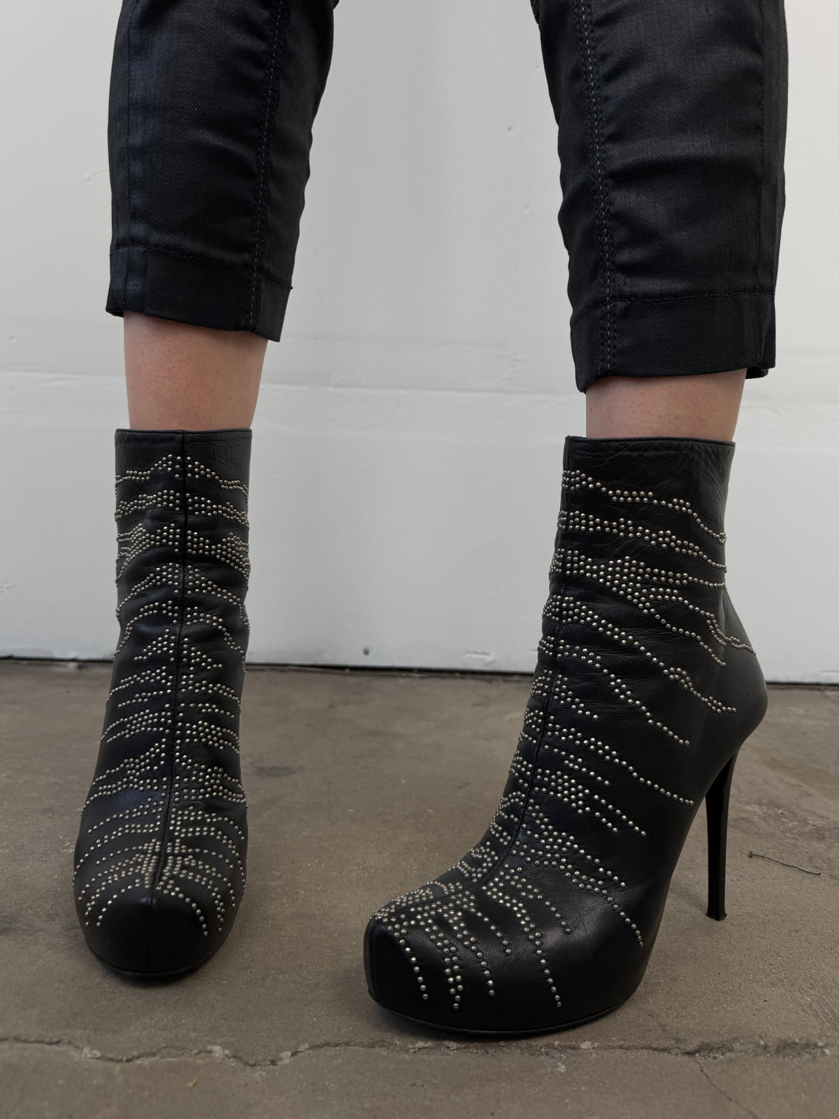 Vintage Shy leather studded ankle boots TWINKLING GLOBAL