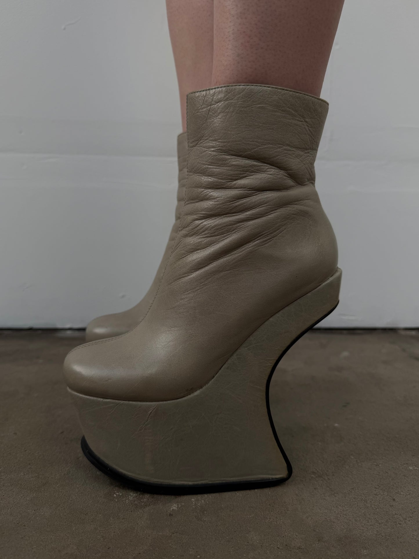 Vintage sculptural leather platform boots TWINKLING GLOBAL