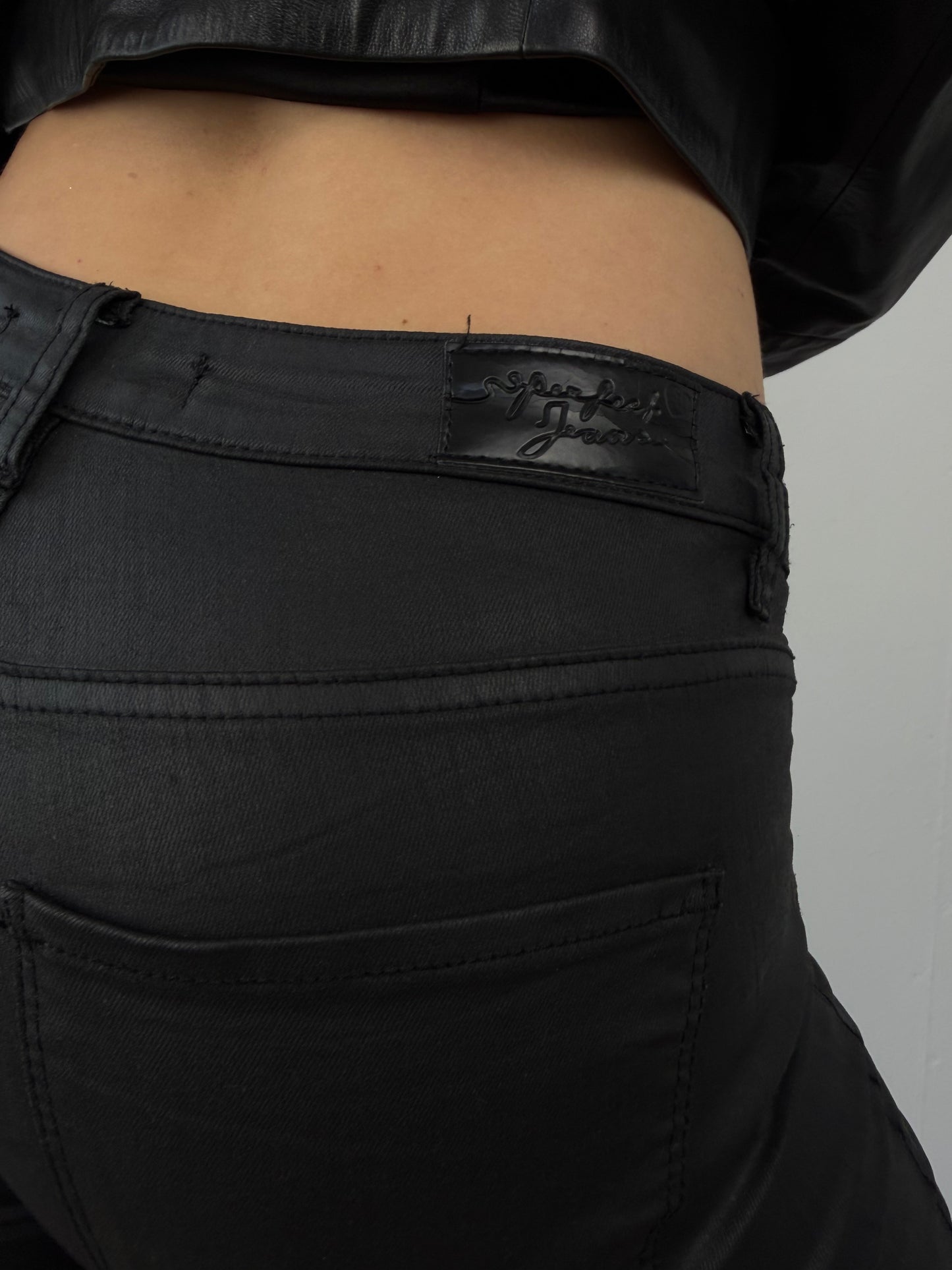 Black coated skinny jeans TWINKLING GLOBAL